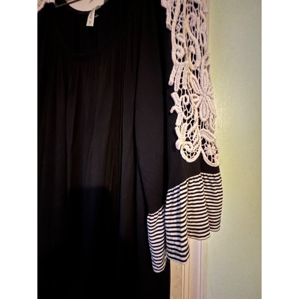 Emerald Women’s 1X Black Tunic Top Crochet Lace Sleeve Striped Hem Boho Peasant - Picture 8 of 11